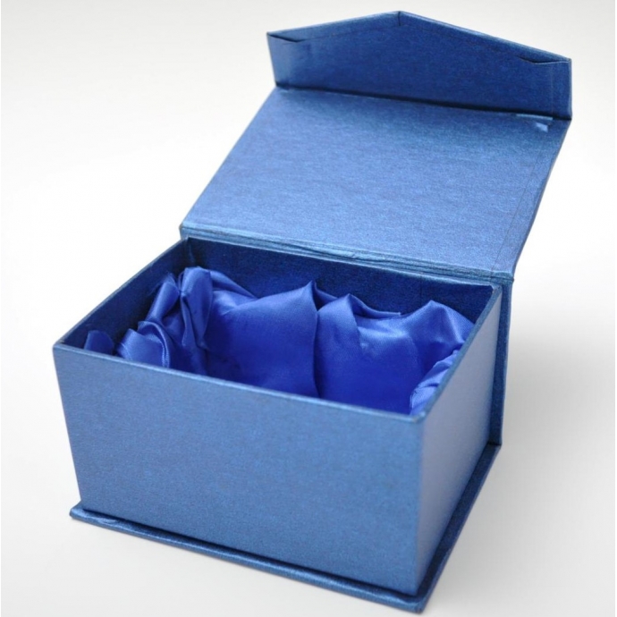 Mėlyna dovanų dėžutė su satinu