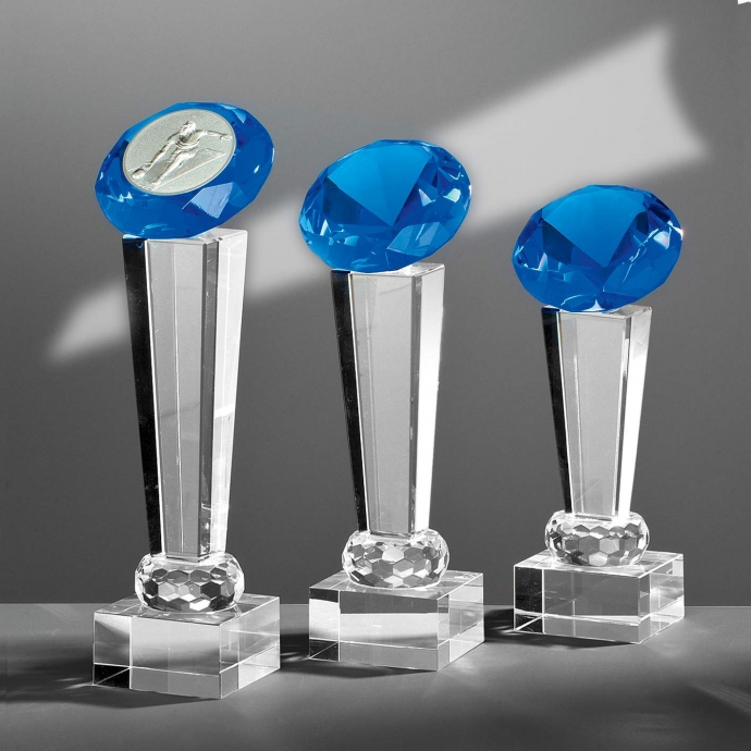 Krištolinio stiklo trofėjus su mėlynu deimantu viršuje