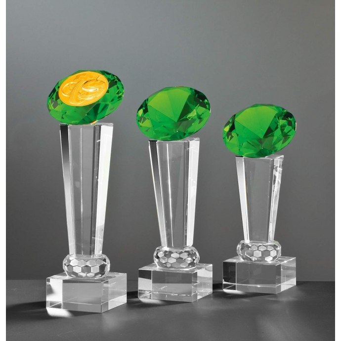 Krištolinio stiklo trofėjus su žaliu deimantu viršuje