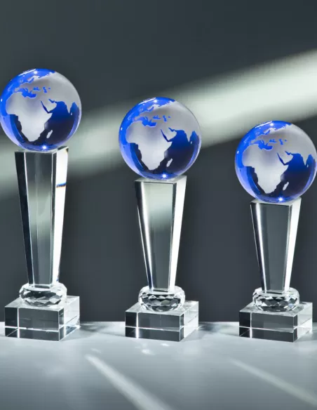 Glass trophy with blue globe - Prizai.lt